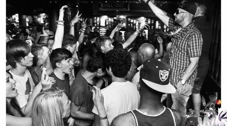 Wavy parties στο club Black n White