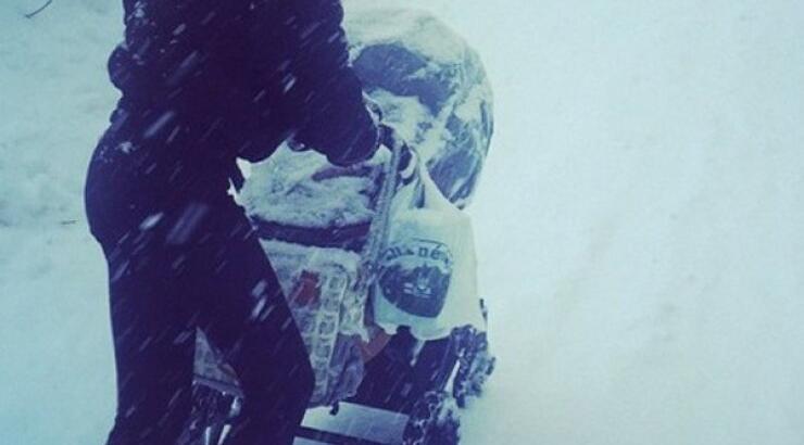 Ποια επώνυμη έβγαλε βόλτα το μωρό της με το καρότσι στα χιόνια