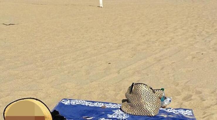 "Έριξε" το διαδίκτυο πασίγνωστη τραγουδίστρια - Πόζαρε... topless και με brazilian μαγιό