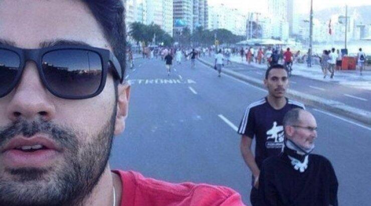  H selfie που κάνει πάταγο – Ο Στιβ Τζομπς ζει στην Βραζιλία