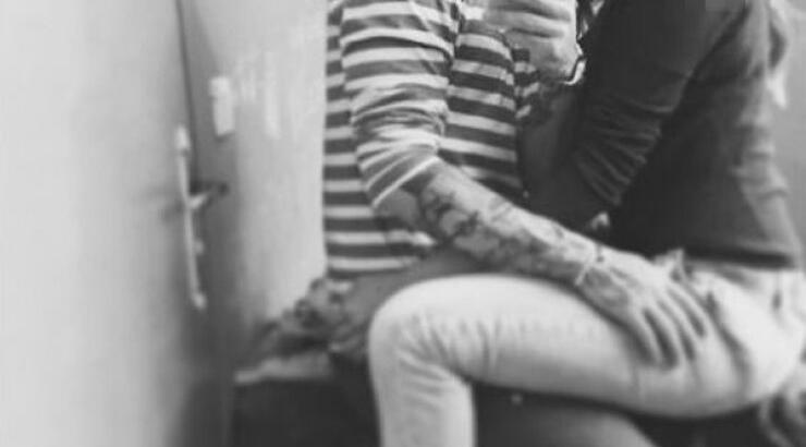 Ποια γνωστή Ελληνίδα τραγουδίστρια ανέβασε φωτογραφία "καβάλα" στον σύντροφό της; [εικόνα]