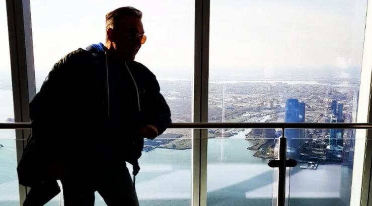 Επώνυμος Ελλαδίτης αναφέρει: "Εγώ είμαι η παλιά γενιά των γκέι" [βίντεο]