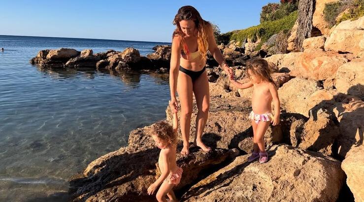 Κύπρια ηθοποιός πήγε παραλία μαζί με τις δίδυμες κόρες της και γιόρτασε τα γενέθλια της
