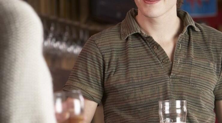 Τι κάνεις όταν το αγόρι της κολλητής σου, στην «πέφτει»;