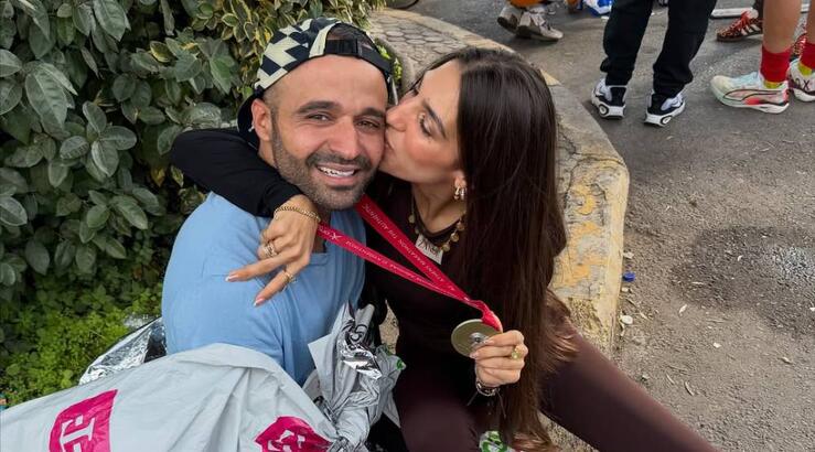 Συγκινημένη η Θέλξια – Βαλέρια στο πλευρό του συζύγου της που τερμάτισε στον Μαραθώνιο 