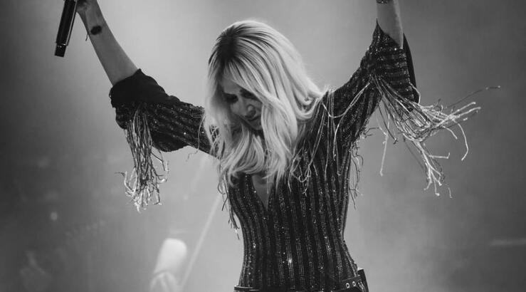 Άννα Βίσση: Τραγούδησε τη «Μηλιά» στη νέα σεζόν του Hotel Ermou και αποθεώθηκε [βίντεο]