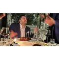 Θησέας Ιωάννου: Έσβησε τούρτα αγκαλιά με την κόρη του [εικόνες]