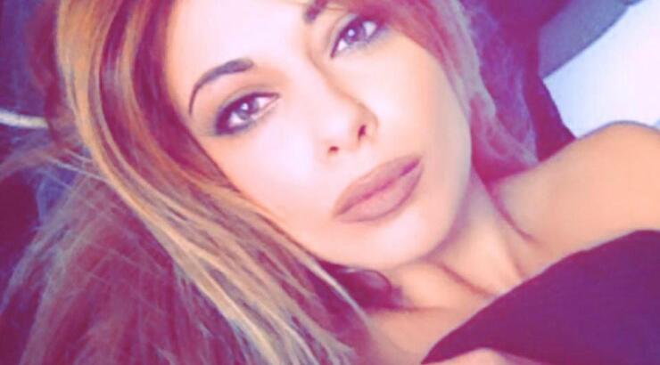 Η φωτογραφία της Μίνας Αρναούτη με το σημάδι της τραχειοτομής στο λαιμό