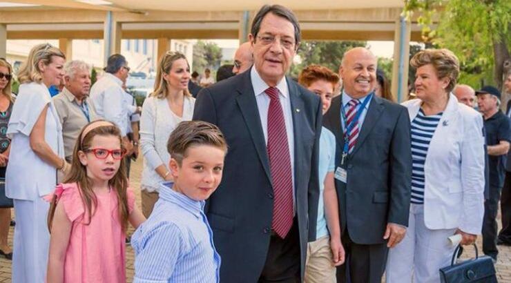 Δείτε τους εγγονούς του Νίκου Αναστασιάδη, Άντη και Γιώργο να παίζουν μπάσκετ