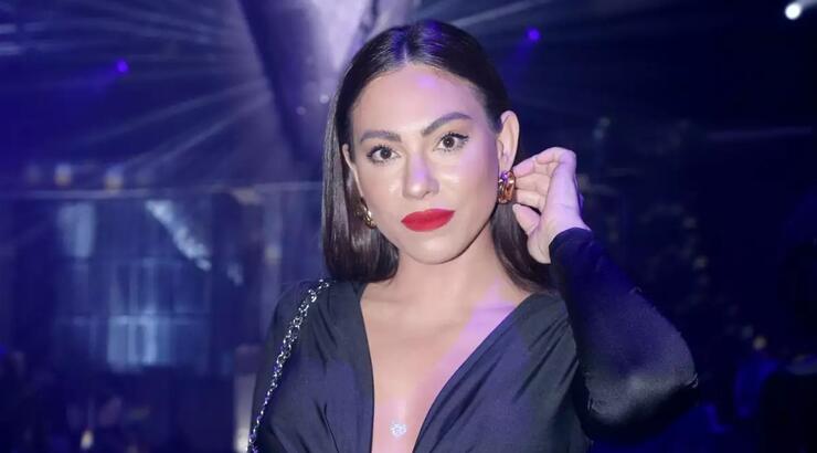 Ευρυδίκη Βαλαβάνη: Πόσταρε εικόνα να περπατά αγκαλιά με τον Γρηγόρη Μόργκαν σε βραδινή τους έξοδο