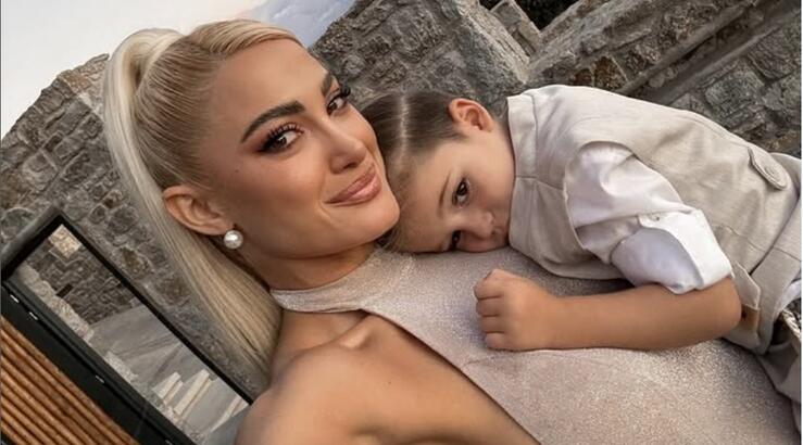 Τούνη: Πρωτοχρονιά με τον σύντροφό της και τους γονείς του – «Ντρεπόμουν να τραβάω story»