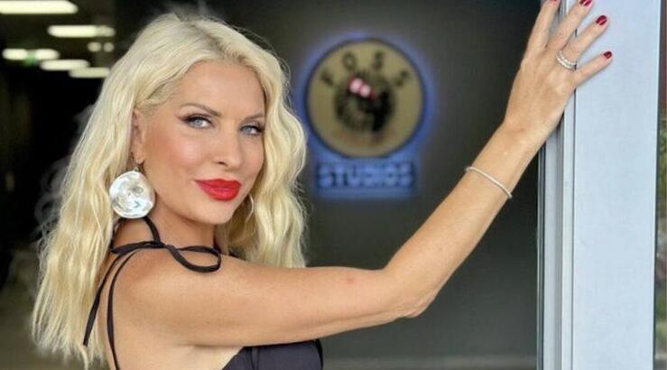 Μενεγάκη: Γλίστρησε και στραμπούληξε το πόδι της και της το έδεσαν με επίδεσμο [βίντεο]