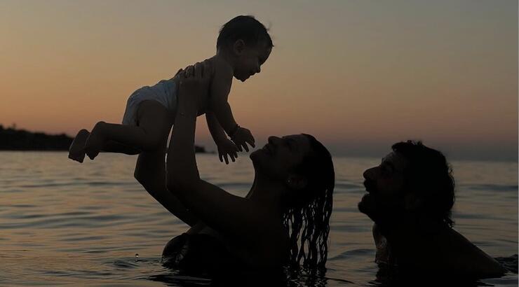 Nίκη Δραγούμη - Βασίλης  Χαραλάμπους: Οι τρυφερές στιγμές τους σε βάφτιση στη Λευκωσία