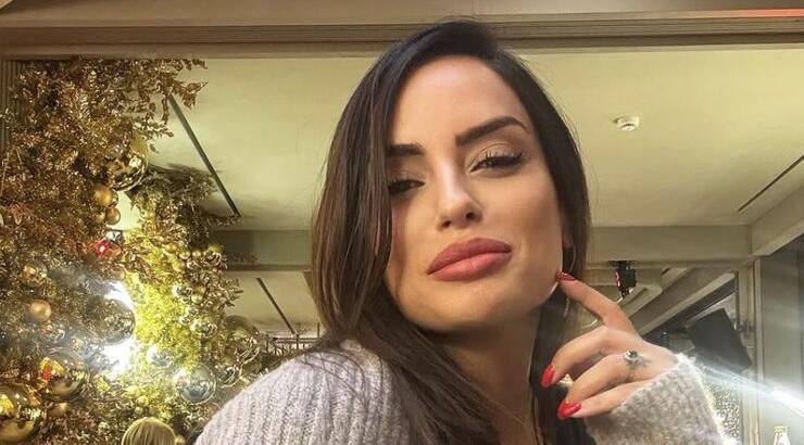 Eλπίδα Ιακωβίδου - Τζώνη Καλημέρης: Πιασμένοι χέρι-χέρι υποδέχθηκαν το 2025 [εικόνα]