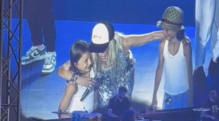 Η Άννα Βίσση αγκαλιά με τα εγγόνια της στη σκηνή στη συναυλία της στη Λάρνακα [βίντεο]