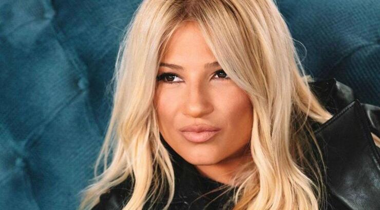 Φαίη Σκορδά: Μας έβαλε στο μεγάλο και εντυπωσιακό της σαλόνι για πρώτη φορά!