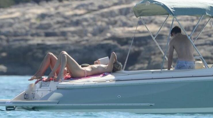 Ποιανού τραγουδιστή η σύζυγος έμεινε τόπλες κατά τη διάρκεια των διακοπών τους;