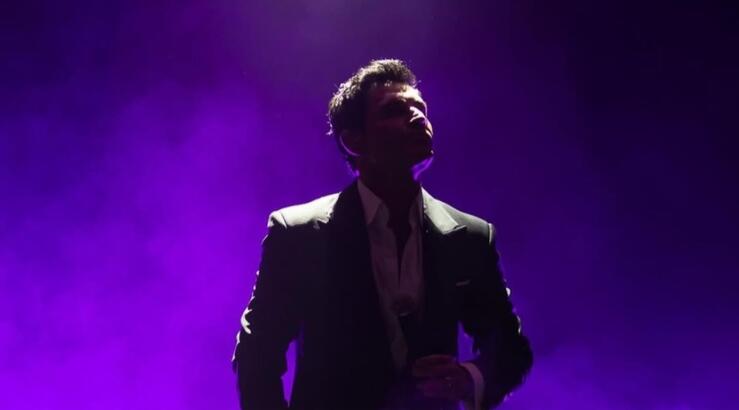 Ελλαδίτης τραγουδιστής: "Δέχομαι φλερτ όταν βρίσκομαι στη σκηνή. Θα φλερτάρω κι εγώ αν...." [βίντεο]