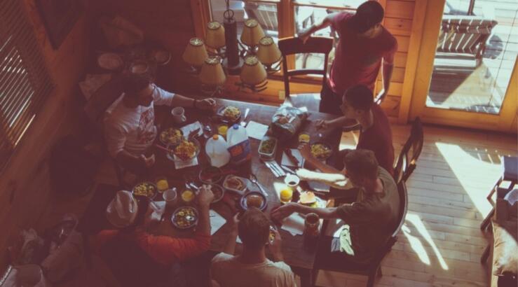 Γιατί το φαγητό με παρέα κάνει καλό στην υγεία σου;