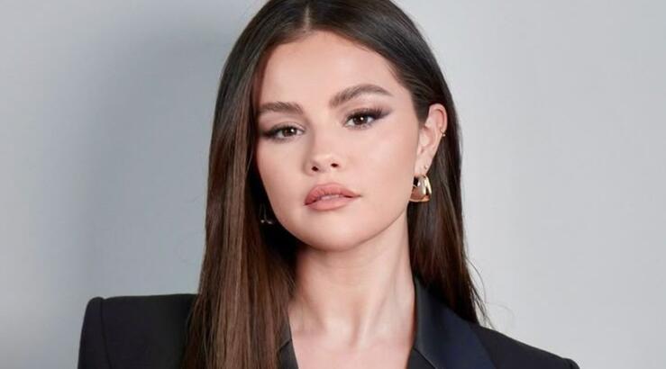 Selena Gomez: Το φρέσκο μανικιούρ της είναι ιδανικό για την μεταβατική περίοδο