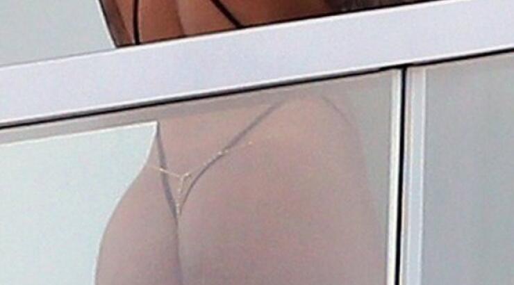 Ποια πασίγνωστη τραγουδίστρια βγήκε στο μπαλκόνι έτσι; [εικόνες]