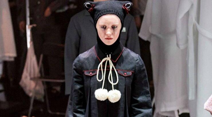 Το σκισμένο καλσόν του οίκου Gucci δίχασε το διαδίκτυο