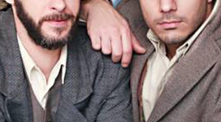 Δύο ηθοποιοί παίζουν 16 ρόλους στην παράσταση "Πέτρες στις τσέπες του"