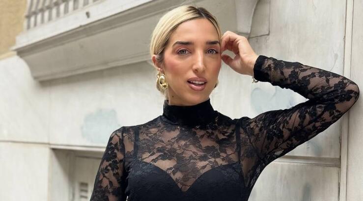 Η Ανδρεάνα Φραγκούδη εντυπωσίασε με statement velvet look