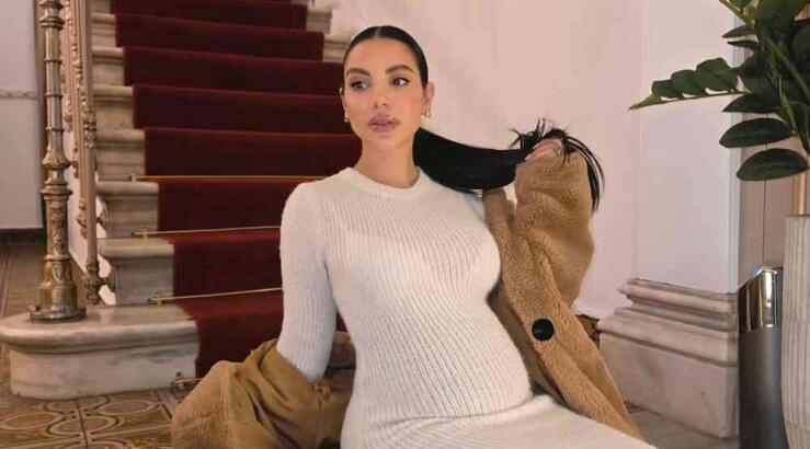 Η εγκυμονούσα Στέφανη Σόλωνος με κομψό minimal look σε βραδινή έξοδο