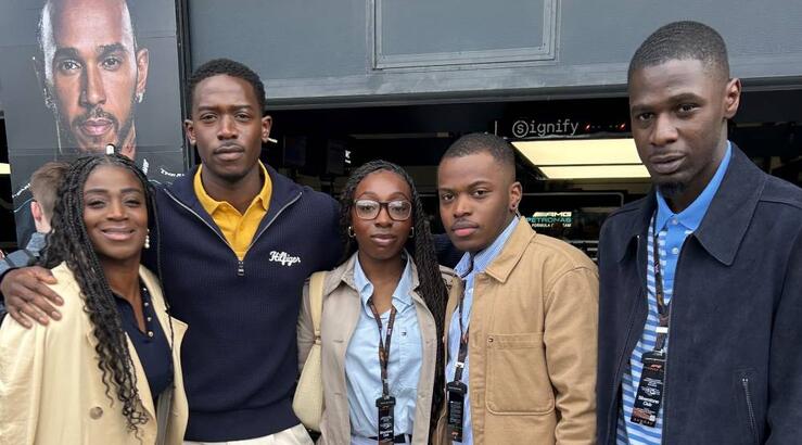 Damson Idris: Η ενσάρκωση της κομψότητας με Tommy Hilfiger στο British Grand Prix