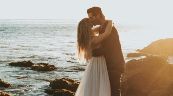 8 μυστικά που έχουν τα ευτυχισμένα ζευγάρια για να κρατούν τη σχέση τους ζωντανή