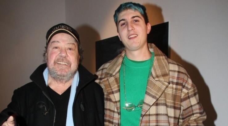 Η συγκίνηση του Γιάννη Πάριου όταν ακούει τον γιο του να ερμηνεύει πάνω στη σκηνή κομμάτι του [βίντεο]