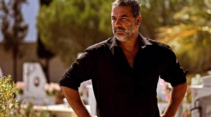 Βασίλης Μπισμπίκης: Ποζάρει στο φακό με διχτυωτές κάλτσες και κόκκινες γόβες [εικόνες]