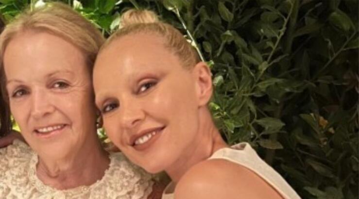 Τάμτα: Μας δείχνει τα ενθύμια που φύλαξε η μητέρα της για εκείνην και αφορούν στην καριέρα της [βίντεο]