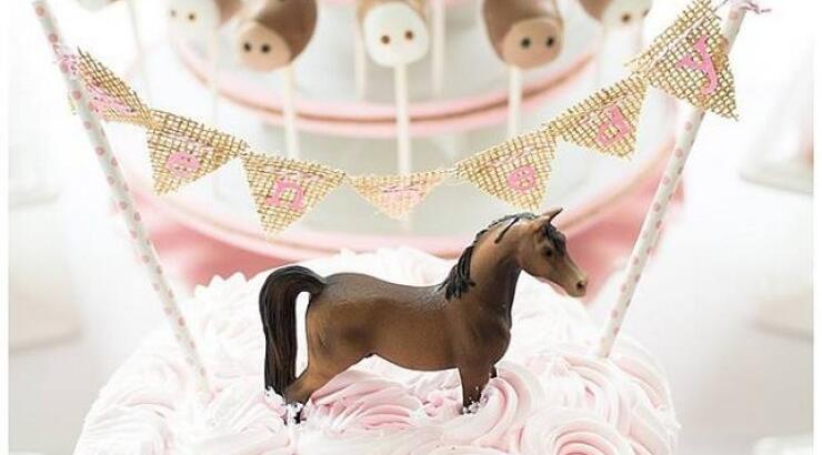 Βάπτιση στην ελληνική showbiz! H τούρτα - υπερπαραγωγή!