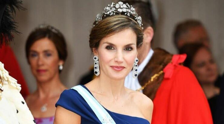 Η ανατρεπτική εμφάνιση της βασίλισσας Letizia με γκρίζα μαλλιά