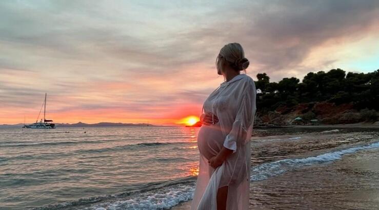 Επώνυμη Ελληνίδα γέννησε το πρώτο της μωράκι - Οι πρώτες εικόνες από το μαιευτήριο