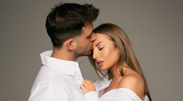 Λιβάνης: Τα τρυφερά φιλιά μέσα σε πισίνα με την Ανδρομάχη - "Με ανάγκασε να το ανεβάσω" [βίντεο]