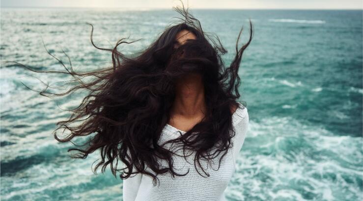 To hairstyle που αντέχει στην υγρασία και τον αέρα του Αυγούστου