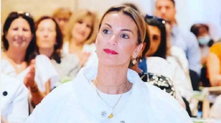 Γιώτα Παπαδοπούλου: Βρήκαμε το φόρεμά που επέλεξε για την καθιερωμένη φωτογραφία