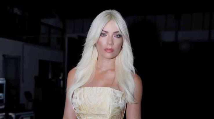 Η Άντρη Καραντώνη υιοθετεί το πουά trend στην πιο ανοιξιάτική του εκδοχή 