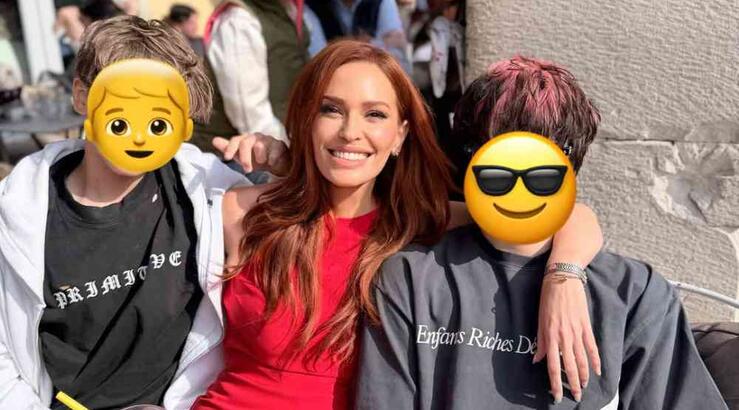 Σίσσυ Χρηστίδου: Φωτογραφήθηκε με τους γιους της στο ίδιο σημείο στην Κέρκυρα χρόνια μετά 