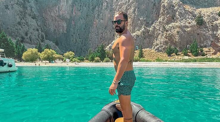 Ηλίας Βρεττός: Η τυχαία συνάντηση με νεαρό Κύπριο τραγουδιστή στη Σύμη [εικόνα]