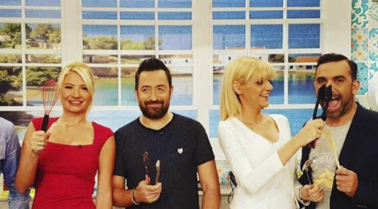 Άφωνοι στο Πρωινό με το πασίγνωστο τραγουδιστή που έχει δωμάτιο με αισθησιακές ταινίες!