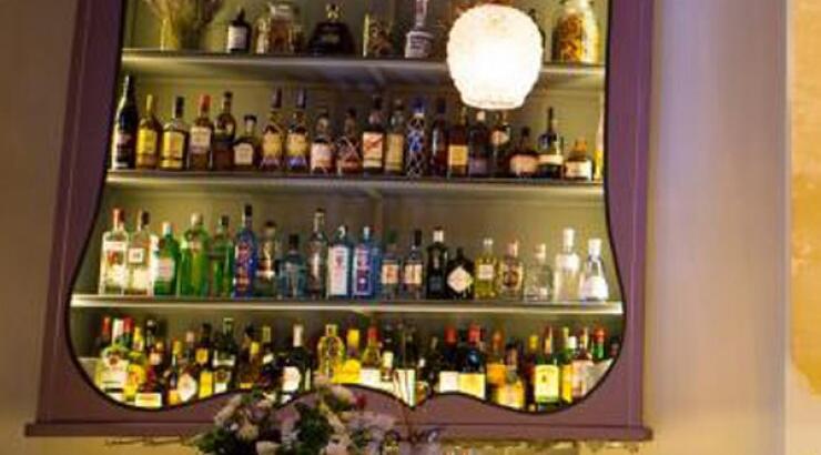 Ένα νέο, ψαγμένο μπαρ αυστηρά για ποτό