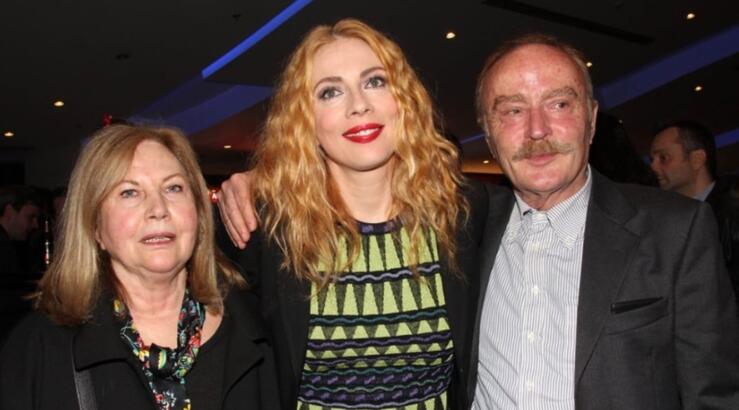 Ντίνος Καρύδης: Η τελευταία οικογενειακή εμφάνιση με τη σύζυγό του και την κόρη τους, Σμαράγδα Καρύδη [εικόνες]