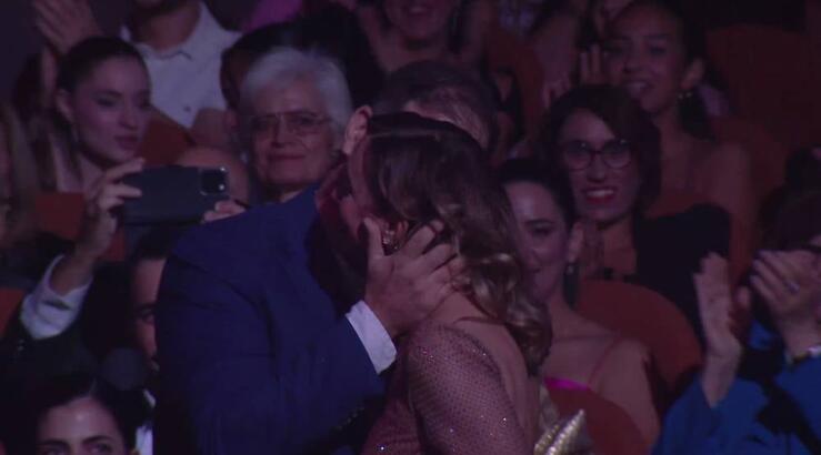 Ελένη Σιδερά: Το τρυφερό φιλί του συζύγου της μόλις ανακοινώθηκε πως κέρδισε το βραβείο «Ηθοποιός της Χρονιάς»