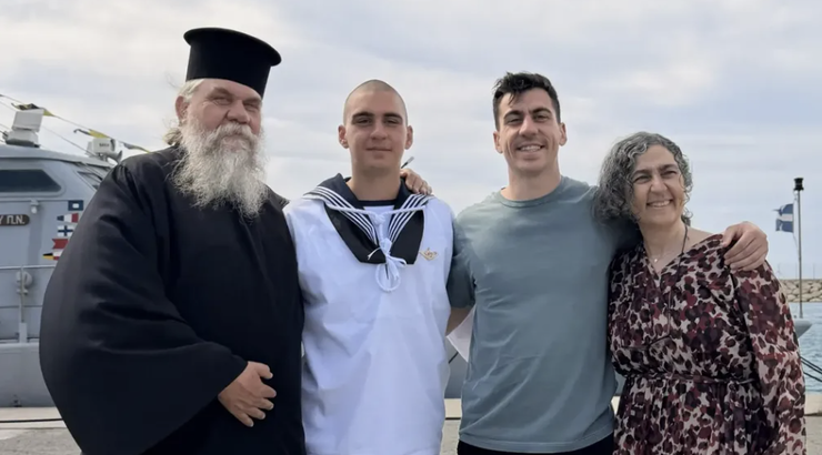 Συγκινημένος ο Φειδίας και οι γονείς του: Ο αδερφός του αποφοίτησε από τους ΟΥΚ [βίντεο]