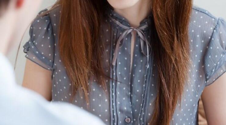 5 σημάδια που δείχνουν ότι ενδιαφέρεται για εσάς