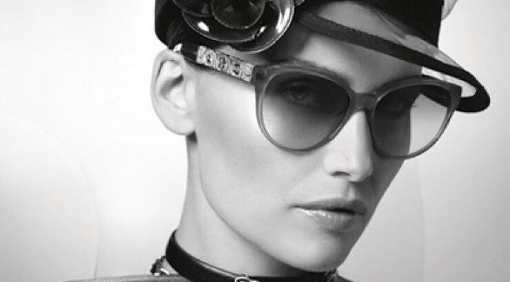 H Laetitia Casta στη νέα καμπάνια Chanel Eyewear